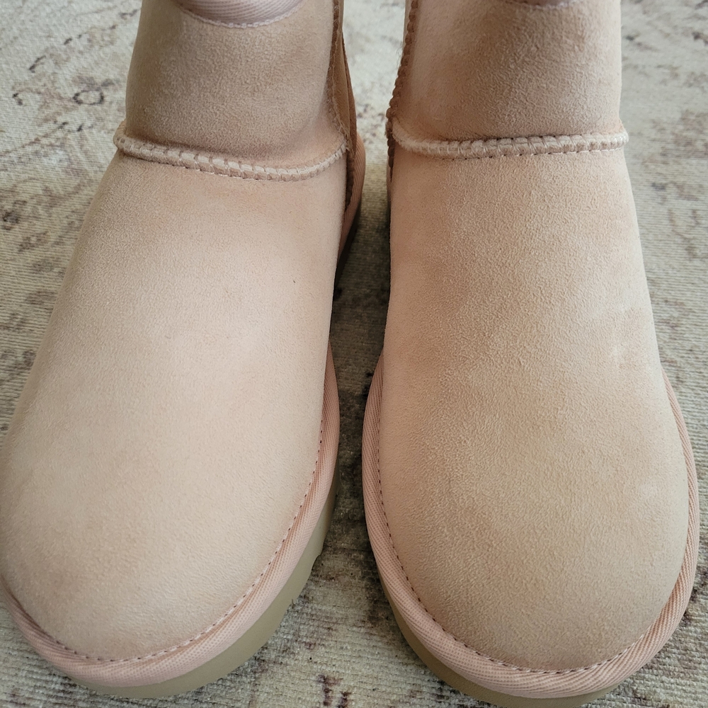 UGG Women's Classic Mini II Size 7 Quartz (Light Pink) *NEW IN BOX*